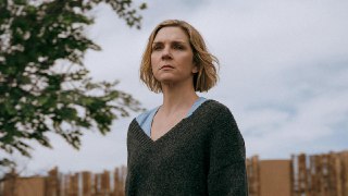 Apple показала трейлер сериала Винса Гиллигана «Из многих»  В ролике показана писательница Кэрол из Альбукерке, оказавшаяся в центре загадочной эпидемии, превращающей людей в бесконечно счастливых. Однако всеобщая радость постепенно приводит мир к хаосу. …