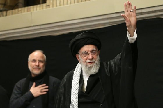 🔴סוכנות הידיעות פארס: "היום נערך הטקס ה-40 של המנהיג לשעבר בנוכחות כל בניו מלבד האייתוללה מוג'טבה חמינאי".