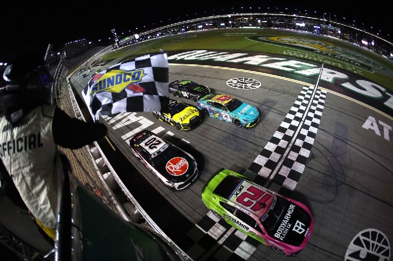 🚗💥 Вчера на EchoPark Speedway в Атланте развернулась настоящая «ночная» драма: