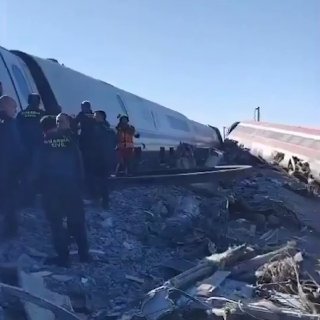 В испанской провинции Толедо столкнулись два пассажирских поезда, погибли по меньшей мере 46 человек, сообщает газета ABC.  По предварительной версии диспетчер по ошибке дал разрешение одному из поездов продолжить движение, несмотря на то, что второй поезд