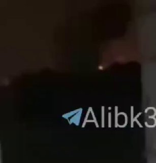 תמרות עשן עולות בבנדר עבאס, איראן.