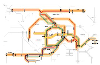 #通行线·日本铁道#【东京首都圈铁道大停电，JR东拿新干线开行摆渡列车】今天（1月16日）凌晨，JR东日本在进行田町站改良工程时发生供电程序失误，导致送电失败。受此影响，JR东日本山手线与京滨东北线自始发车起全线停运，直至午后左右才陆续恢复运行，线网也有大面积晚点现象。田町站不仅是山手线与京滨东北线的并行区间，更是JR东日本在东京都心南部最重要的车辆整备与供电枢纽之一，因此直接导致了新桥至品川区间供电中断，进而波及两条主要通勤线路。由于故障发生在早高峰时段，东京、品川等枢纽站积压了大量通勤客流，常规的地铁与
