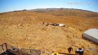 סרטון מתעד מתנחל נופל ארצה בעת שניסה לגנוב מים ממתקן חקלאי פלסטיני במסאפר יטא, דרומית לחברון.