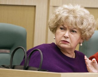 Сенатор Людмила Нарусова в сентябре может покинуть Совет федерации, рассказали источники «Коммерсанта».Нарусова — вдова первого мэра Петербурга Анатолия Собчака и мать Ксении Собчак. Ее парламентская карьера продолжается более 30 лет: в 90-х она стала депу