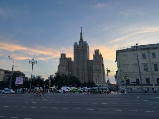 Взрыв произошел в ресторане в центре Москвы, где было закрытое мероприятие. Сообщается о погибших В районе 20:00 возле высотки на Баррикадной прогремел мощный взрыв, на месте дежурят спецтранспорт, а также кареты скорой помощи. По информации телеграм-канал
