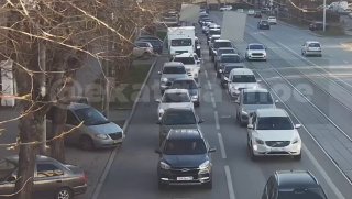 רגע התאונה עם לקסוס הופיע. בשלב מסוים, כאשר זרימת המכוניות החלה לנוע, הנהג לחץ בחדות על הגז. למה עדיין לא י…