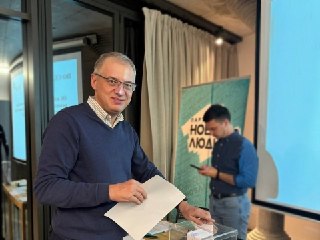 Миллиардер из списка Forbes призвал голосовать за «Новых людей», назвав это «шагом в сторону нормальности». Партия поддерживает войну и голосует за репрессивные законыСовладелец сети DNS Дмитрий Алексеев призвал россиян прийти на выборы и поддержать «Новых