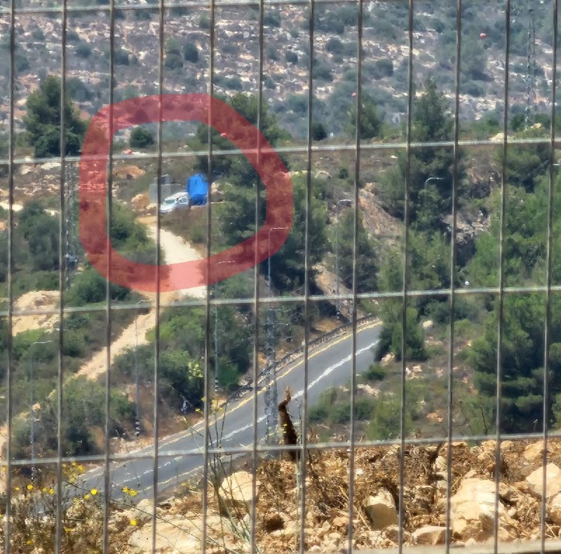 תמונה של מתנחלים שממקמים מיכל מים וקוביית מלט בכיכר רוואבי ברמאללה לקראת הקמת נקודת יישוב קבע.