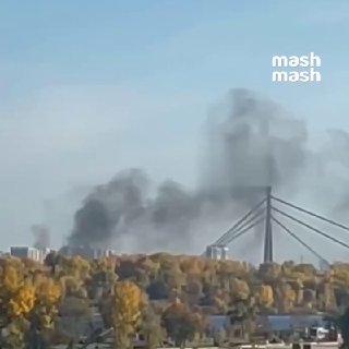 Транспортный коллапс в Киеве после прилёта реактивного дрона по подстанции "Нивки" 330 кВ — полностью остановились метро и фуникулёр, частично — трамваи. В некоторых районах нет света."Нивки" — крупный узел магистральной электросети украинской столицы. Сей