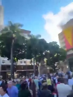 צילום פראי: בניין קורס במרכז העיר פריירה, קולומביה, כאשר המונים בורחים מפלאזה בוליבר במהלך רעידת האדמה בעוצ…