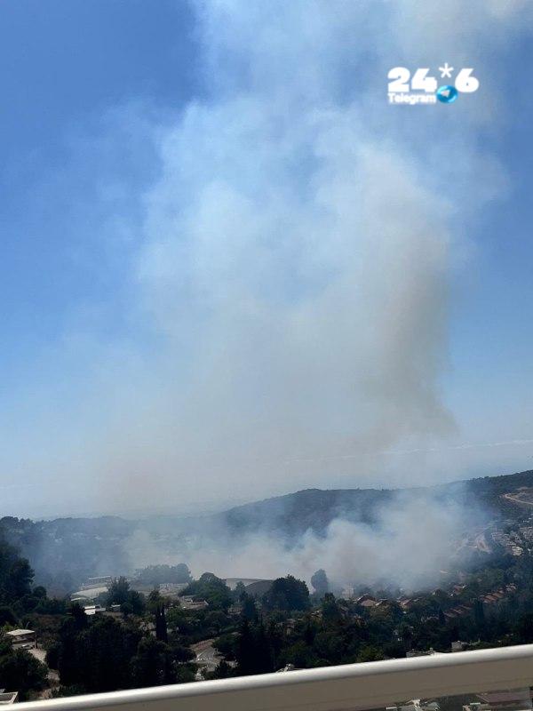 🇮🇱 שרפה פרצה בשטח פתוח ברחוב מירון בכפר ורדים. צוותי כבאות והצלה והמשטרה פועלים כדי להשתלט על האש.