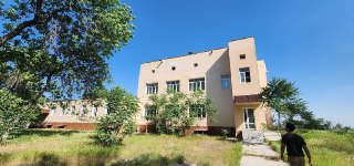 Продается здание на круге Рохат 2800м2.