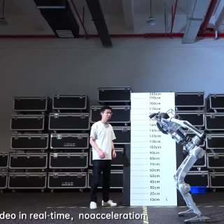 וידאו: חברת הרובוטיקה הסינית יוניטרי חושפת את הרובוט "סופרמן" שלדבריה יכול לדרוס את יוסיין בולט
