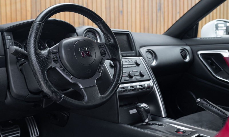 В Европе продают Nissan GT-R превращённый в кроссовер 4