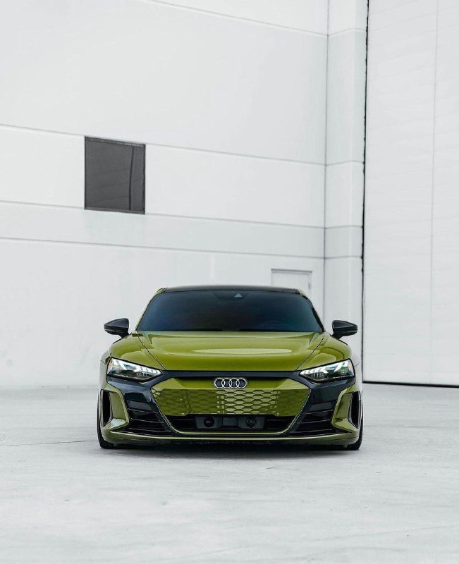 Porsche 992 и Audi E-TRON