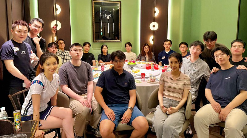 ✈️这次闪现上海的36小时，未免也太充实了！👩‍🏫🧑‍💻在 Dyna Robotics 上海办公室，举办了第一期 Dyna Talk, 邀请了两位超级优秀的清华同学：👩‍🎓Han Zhang (incoming Stanford PhD)，分享了她最新的研究成果 DexUMI 和 DOGlove，还有硬件整活那些事儿，这么硬核的东西都能分享得笑声不断，对硬件passion 真是太有感染力了！🧑‍💻Leo Wang (incoming Maryland U PhD)，分享如何成为一名机器人领域的小红书“网红”