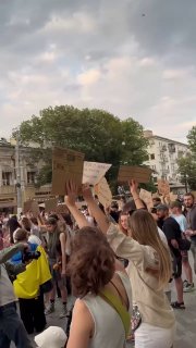 Сателитно изображение от 13 юли показва повредени фериботи и резервоари за съхранение в Русия Port Kavkaz, заедно с опашки от военни и цивилни камиони за гориво. Фериите бяха критично повредени при атака на дрон на 21 юни и сега може да изискват влекачи.