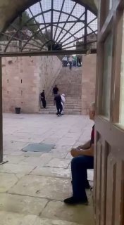 شرطة الاحتلال تفرّغ مصلى باب الرحمة من المصلين