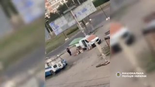 צפו: סרטון שפורסם על ידי המשטרה הלאומית של אוקראינה מראה מזל"ט רוסי FPV סיבים אופטיים מכוון מוכר אזרחי בחרסון