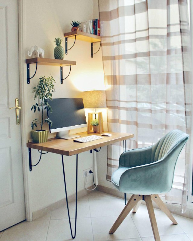 Милые рабочие уголки это не только про стол и стул, а про настроение, в котором ты открываешь ноутбук. Чашка кофе, маленькая лампа, пара любимых де... - изображение 2 - про, telegram, view