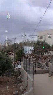 מתנחלים תוקפים את הסביבה של בתים פלסטינים באזור נסבה בעיירה יאסוף, מזרחית לסלפית בגדה המערבית.