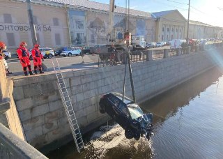 В Петербурге автомобиль сбил пешехода и упал в Обводный канал, сообщили в МЧС. По данным «Фонтанки», 49-летнего пешехода доставили в больницу в состоянии средней тяжести. 51-летний водитель автомобиля объяснил произошедшее неожиданным ухудшением самочувств