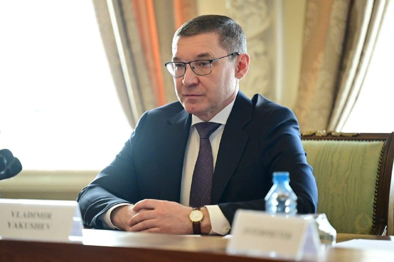 Владимир Якушев прибыл с визитом в Дагестан, где его встретил глава республики Сергей Меликов. фото