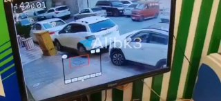 סרטון וידאו שצולם במצלמת מעקב מראה את המכונית העמוסה במטען עוזב את מיקומה, בכיוון אתר ההפצצה שהתרחשה הבוקר…