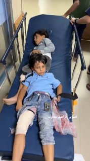 Three children were injured by IDF bullets, including two brothers who were playing in front of their tent, in the center of the city of Khan Yunis, south of the Gaza Strip.