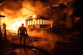 В Киеве в результате ночной атаки баллистическими ракетами погибли два человека, десять пострадали, двое из них находятся в тяжелом состоянии, сообщил мэр.