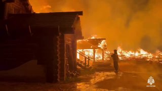 В Тверской области сгорел деревянный город, построенный для киносъемок. Декорации вспыхнули в деревне Большое Кобяково Зубцовского округа, огонь охватил 30 строений на площади 2 000 квадратных метров, сообщили в региональном управлении МЧС. Обошлось без по