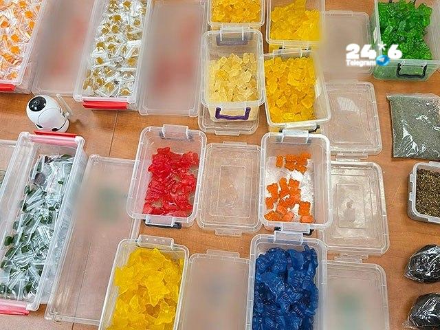 🇮🇱 A Nesher resident was arrested with gummies suspected of containing drugs. The police arrested a 57-year-old resident of Mansher, who is suspected of producing and distributing drugs at illegal rave parties. During a search of his house, a laboratory was discovered, thousands of rubber bears suspected of containing drug substances, equipment, hundreds of grams of substances similar to hashish and cannabis, liquid substances and bags for packaging. The court extended the suspect's detention until October 22, 2026.