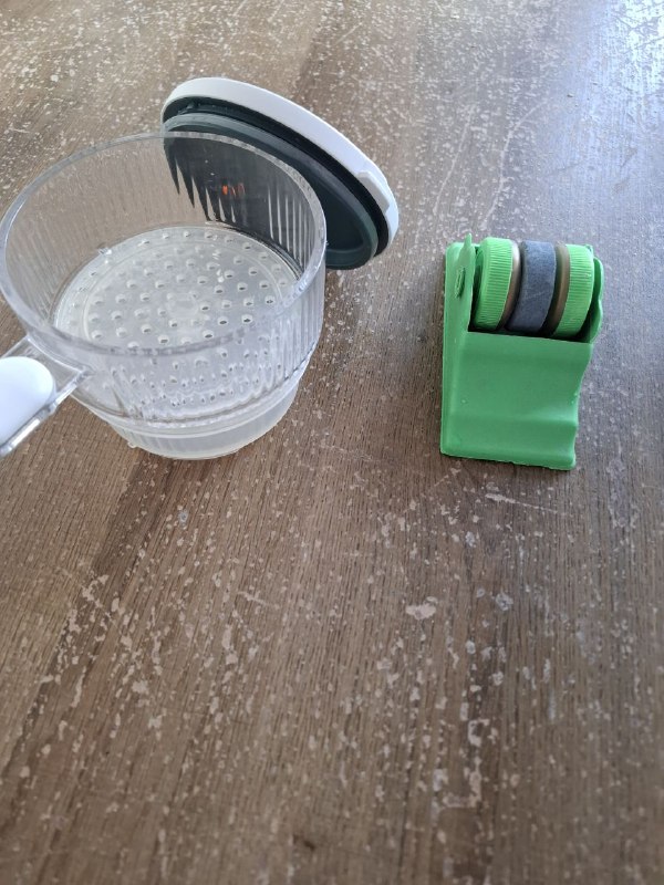 1. Многофукциональная йомкость для изюма, орешков, фруктов, конфеток итд. В ней можно хранить много 