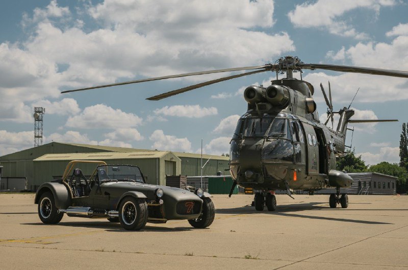 Родстер Caterham RAF 360 обзавелся деталями от военного вертолета.Компания Cater