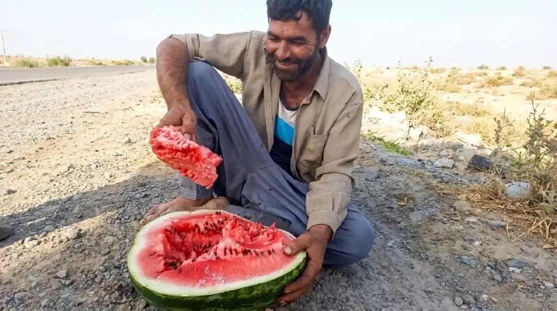 صدای ازنا: ✔️مردی که به جهان خندید و تکهای از «هندوانه»اش در تاریخ وب ایران ماند▪️همه ما او را دیدهایم؛ همان مردی که در حاشیه یک