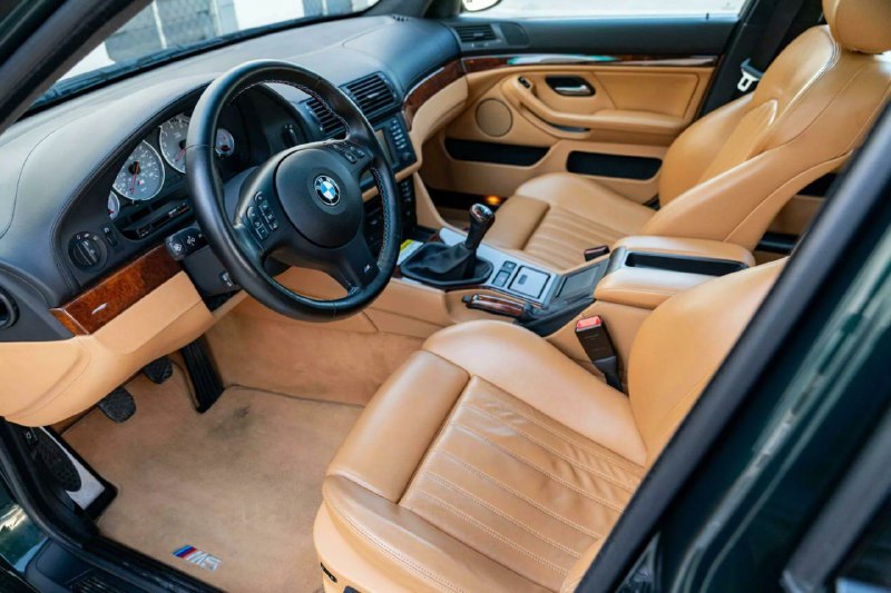 В США обнаружили идеально сохранившийся седан BMW M5 2001 года 5