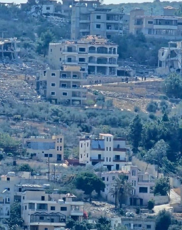 מעקב אחר חיילי הכיבוש. ברובע הרביעי בעיירה מנסורי