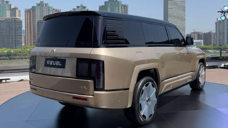 В Китае начались продажи удлинённой версии BYD Yangwang U8L 4