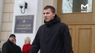 Актёра Павла Ерлыкова, прославившегося ролью мажора в фильме "Околофутбола", обвинили в мошенничестве в особо крупном размере. Со слов пострадавших, он взял больше 72 млн рублей на вывоз детей клиентов на театральный фестиваль LT China 2026 и не отвёз ребя
