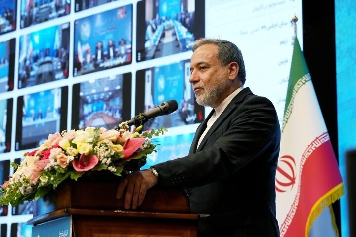 روزنامه دنیای اقتصاد: عراقچی: خیال باطل «تسلیم بدون قید و شرط» محقق نشدوزیر امورخارجه:🔹در روزهای ابتدایی جنگ، رئیسجمهور آمریکا در یک پیام کوت