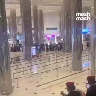 Сотни пассажиров в спешке бегут к выходам из аэропорта Дубая. Некоторые бросают чемоданы прямо в залах.Частично повреждён фасад здания, на полу валяются стёкла и обломки панелей. Персонал поднимает тревогу и уводит людей в укрытие. Пассажиры двигаются коло