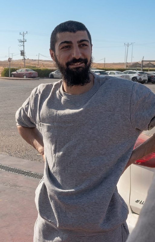 כוחות הכיבוש משחררים את דודו של האסיר, מוחמד אבו מוח, מבאקה אל-גרביה בשטחים הכבושים לאחר מעצר מנהלי למשך 22 חודשים.