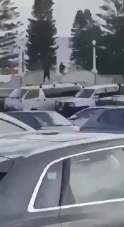 В районе пляжа Бонди в Сиднее (Австралия) произошла стрельба, прозвучало до 50 выстрелов — The Sydney Morning Herald  Задержаны двое подозреваемых, полицейская операция продолжается — полиция  «Я видел по меньшей мере десять человек на земле и повсюду кров