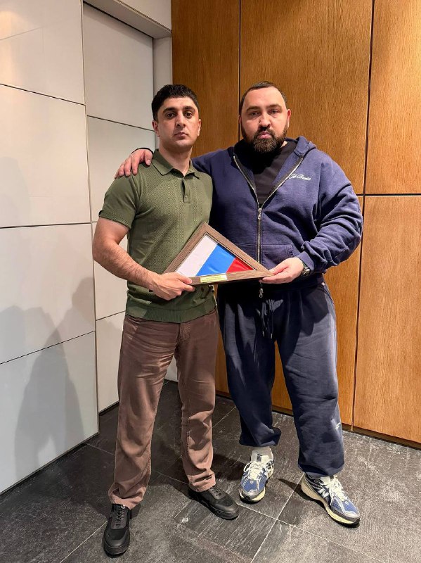 Депутат Хамзаев поздравил офицера Султанова с получением звезды Героя России фото