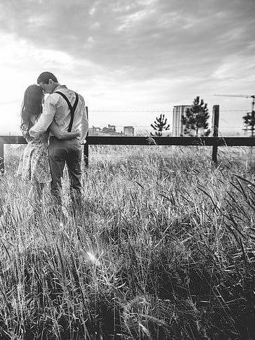 Land of Love: ‌‌شکوفه های سلام را دوست دارم!صدای تو را ...لبخند تو را ...باغِ نیلوفریِ احساس راکمی بنفشه باشد در دامن صبح،و آفتابی بر 