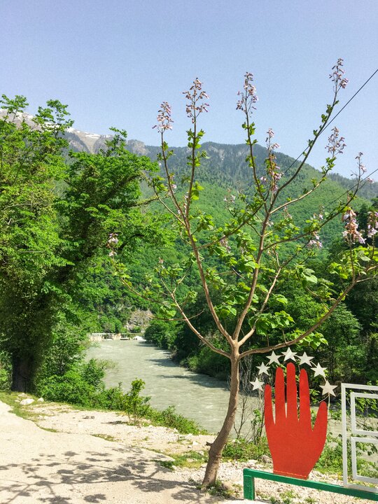 女生獨旅不存在的國家—阿布哈茲｜黑海列寧療養地、里察湖邊午餐、 充滿苦難修道院