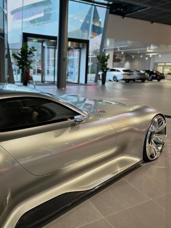 Mercedes-AMG Vision Gran Turismo 2013 года. Его дизайн опередил своё время на 30 лет. 8
