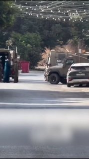 הכיבוש עוצר את אמו של ההרוג, טאהר זכרנה, בקבטיה, דרומית לג'נין.