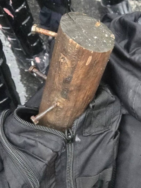 מוצרים יוצאי דופן כאלה נמצאו בהפגנות בצרפת