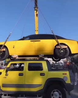 В Казахстане блогер перевез свой Rolls-Royce на крыше HummerЖители города Алматы